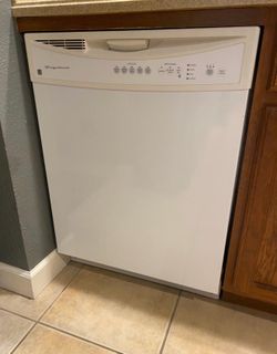 Frigidaire Dishwasher – Clean – Works Great