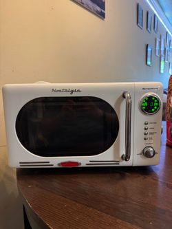 Nostalgia Retro Series 0.9 Cu. Ft. Countertop Microwave (Cream/Ivory) – Excellent Condition