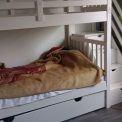 Twin bunk beds