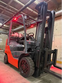 TOYOTA M8, latest model 4500 lb,3 stage, side shift