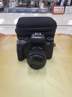 NO NAME BRAND CAMERA WITH BAG