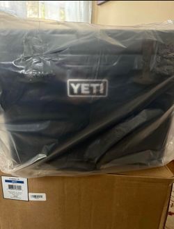 YETI TUNDRA 35 NAVY** BRAND NEW** in Box