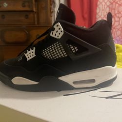 White Thunders Air Jordan 4’s
