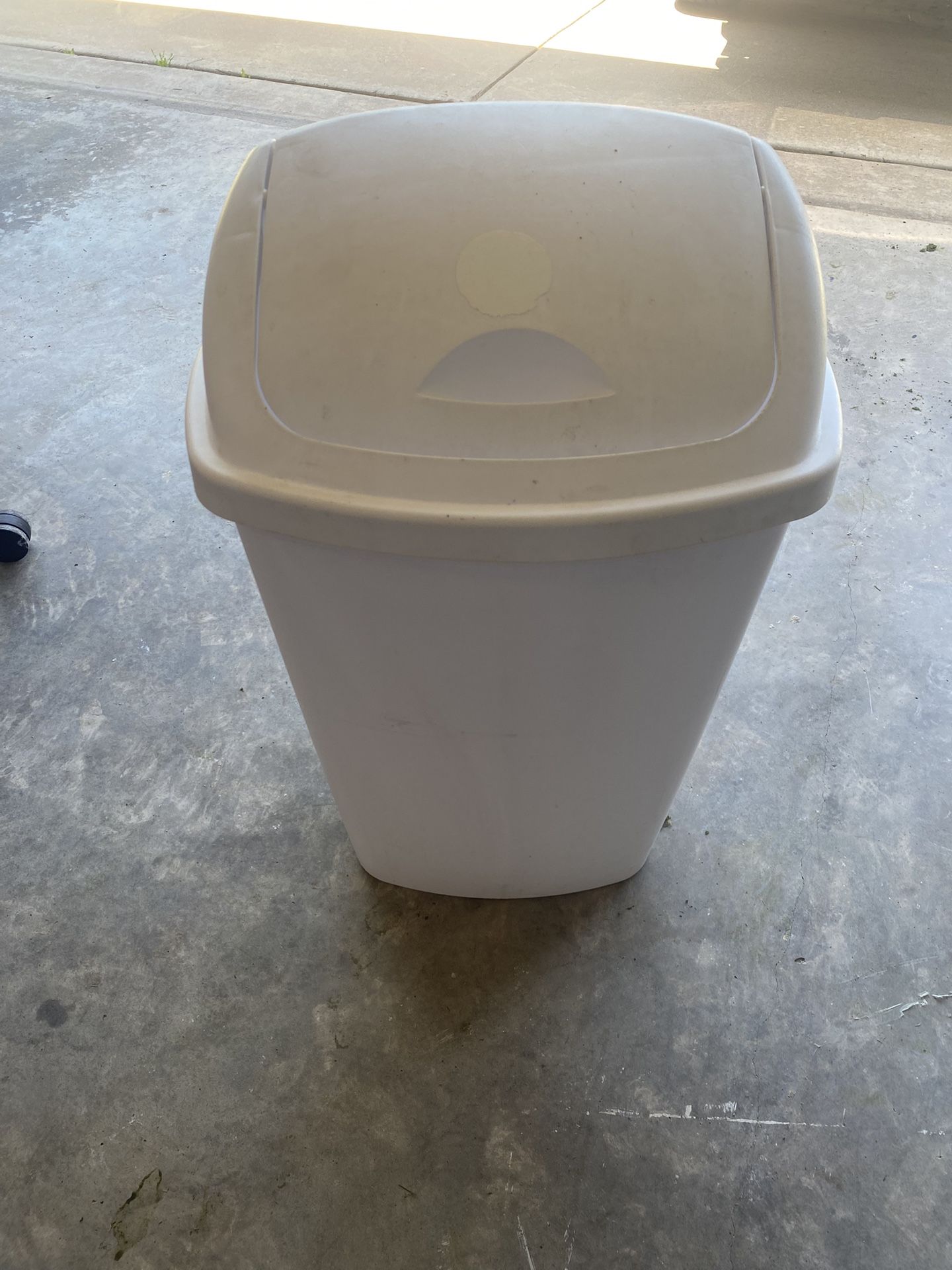 Trash Bin - 13 Gallons
