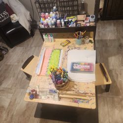 Little Kids Art Desk With 2 Charis