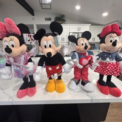 Disney Valentine, Mickey, And Minnie Greeters