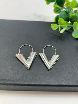 Earrings Brincos Oorbellen Simple Metal Wind Letter V Shape, Silver Color