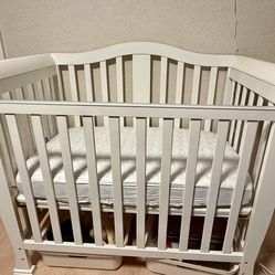 Mini crib & mattress