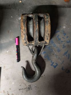 Huge antique block and tackle and working condition
