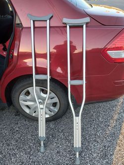 Pair of adjustable lightweight crutches