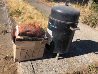 Char-Broil smoker w/ Hickory smoking wood