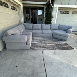 Beautiful 3pc Grey Sectional With Cuddle Corner (Delivery Available)