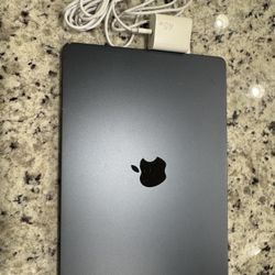 2022 MacBook Air 13.6” Apple M2 chip 256GB SSD 8GB Ram Midnight