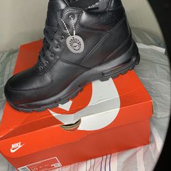 Men Nike Boots (black)   Size 10M/8w
