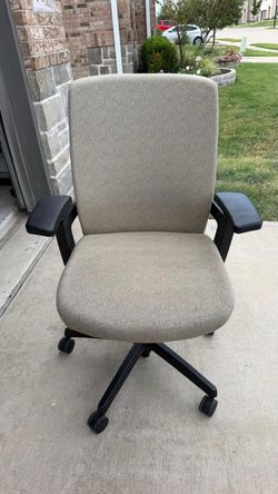 Comfortable and stylish office chair, perfect for a home office, study area, workspace,...