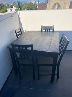 Dining table with chairs (must go)