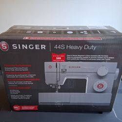 Singer Sewing Machine 44S