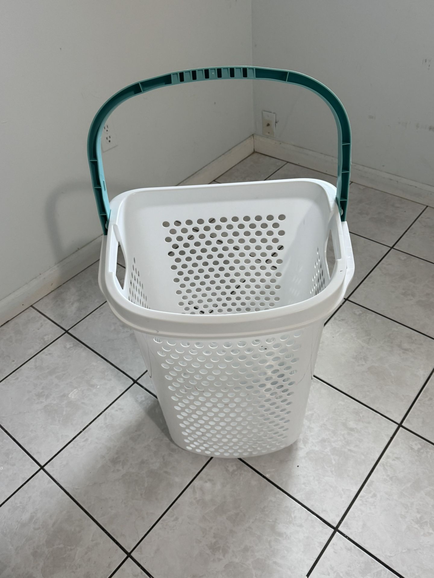 🧺 Cesto de ropa con ruedas “Lift & Go” – Buen estado