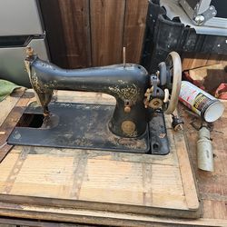 Antique Singer Sowing Machined With Pedal Desk