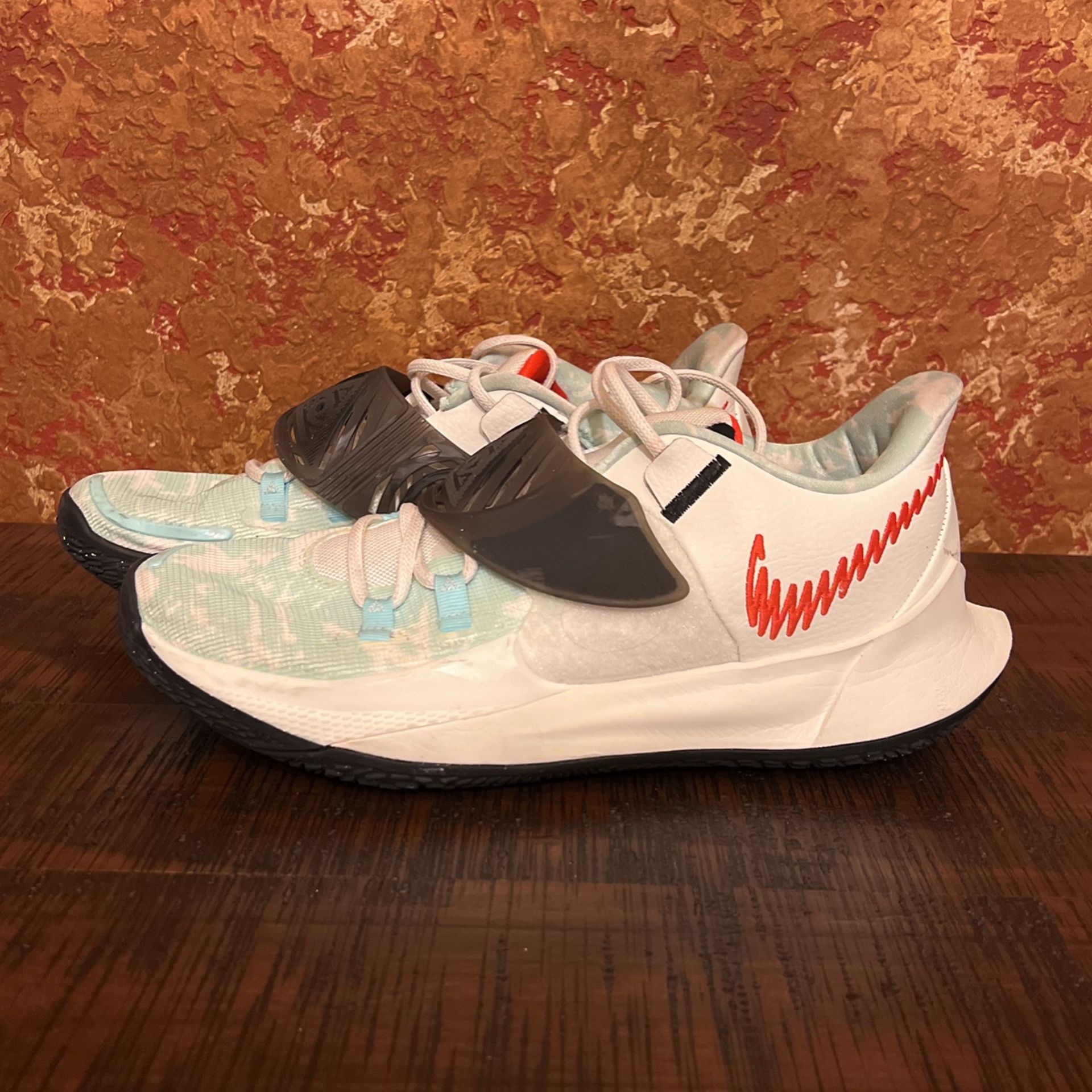 NIKE KYRIE 3 BASKETBALL SHOES Size 11.5