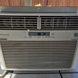 Large Frigjdaire Cooling Window Air Conditioner w/ Remote – Energy Sta