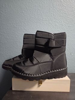 Black Quilted Puffer Snow Boots size 8.5