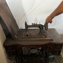 Vintage New Home Sewing Machine In Treadle Cabinet 