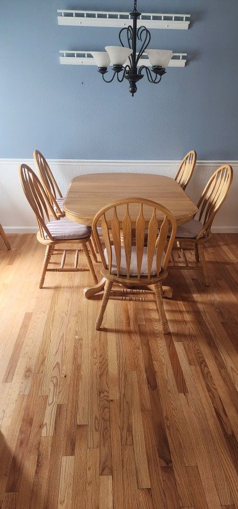 Shin Lee Dining Table and Chairs