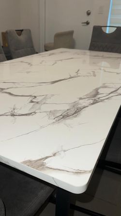 Like new dinner table with 6 chairs