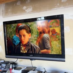 Vizio Tv 39 In With Fully Adjustable Mount