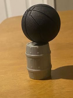Barbie basketball ànd random tin