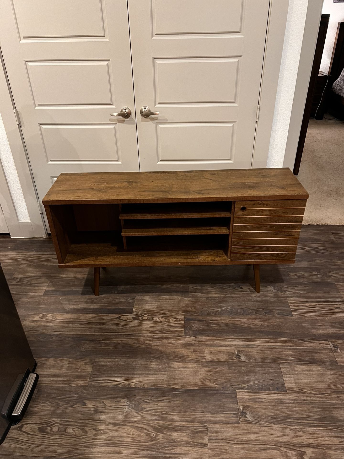 Mid-Century Style TV Stand/Entertainment Console – Great Condition!