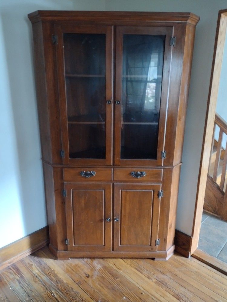 Corner Hutch
