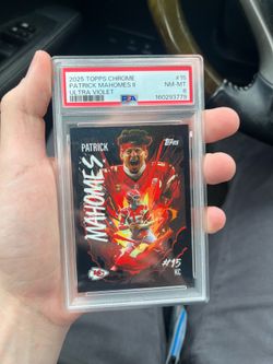 MAHOMES ULTRA VIOLET - TOPPS CHROME - PSA 8