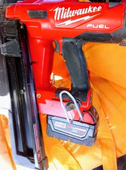 Milwaukee Fuel 21" Framing Gun w/Battery 5.0