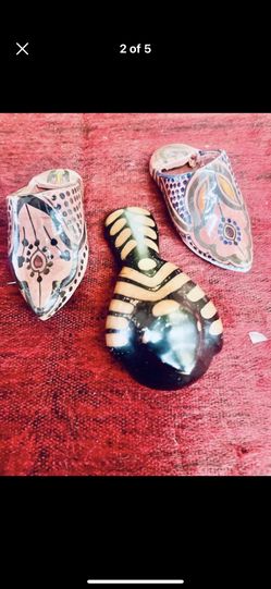 Black Friday sale: 2 Shoes  Incense diffuser and a small bird decoration , all those are From Pier One Store. 