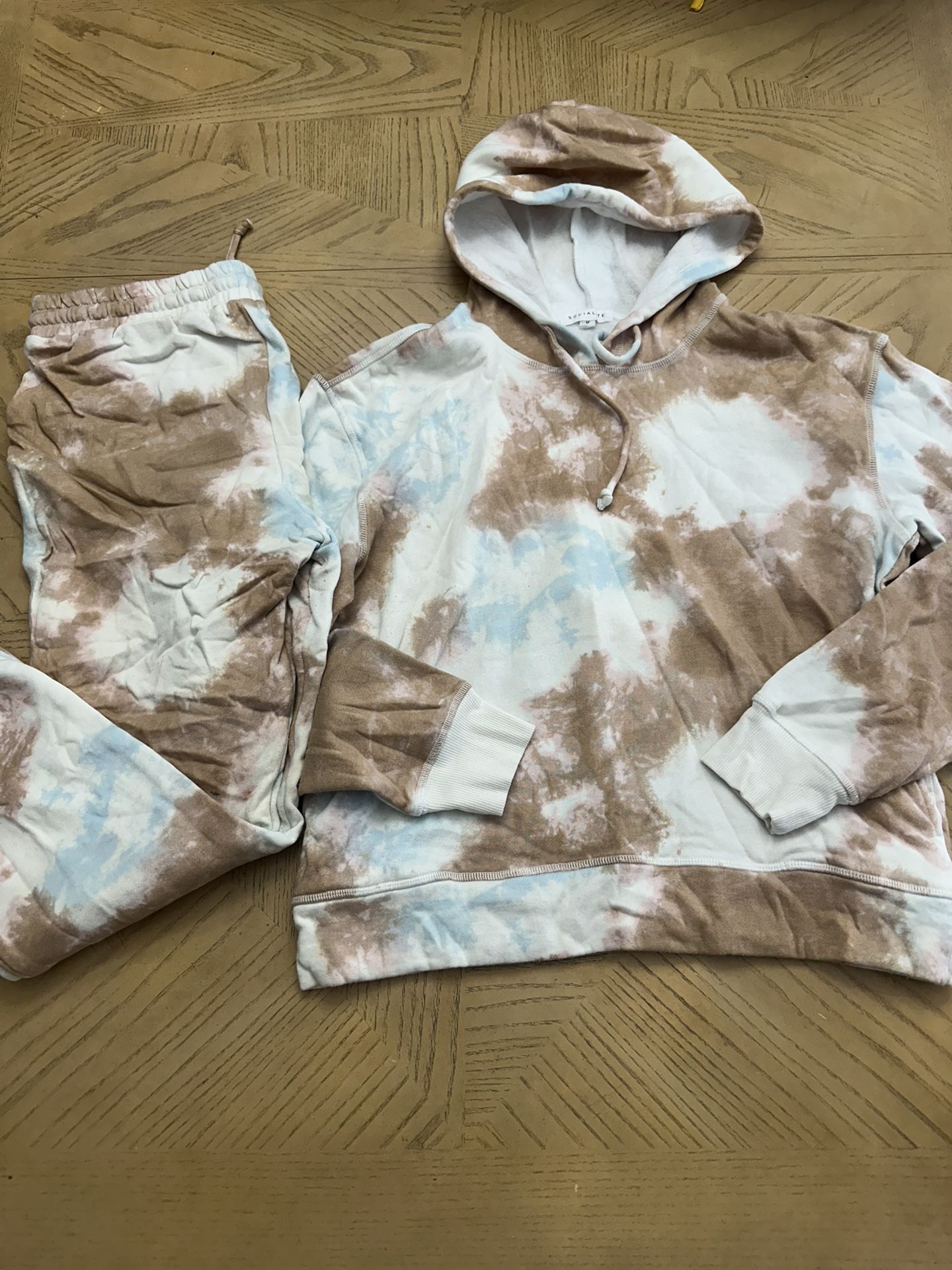 Woman’s hoodie and sweatpants tie-dye set size medium