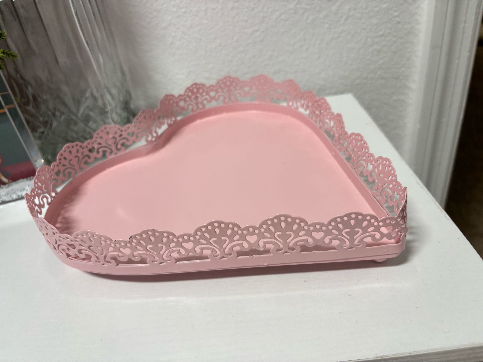 Metal heart shaped tray pink