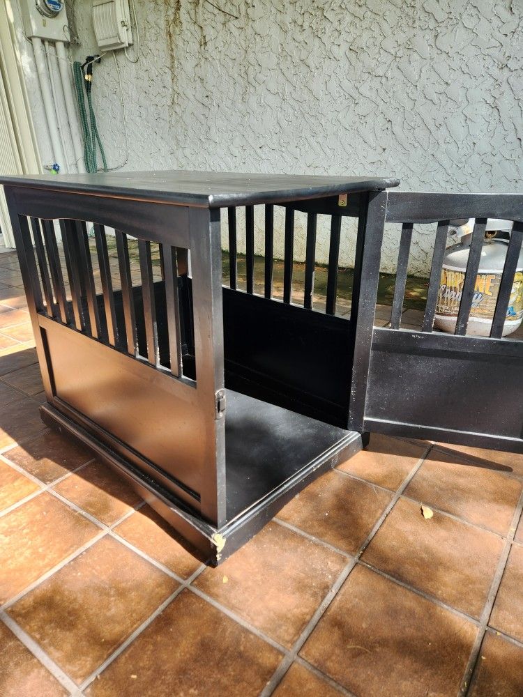Wooden Dog Cage/ Jaula De Madera.