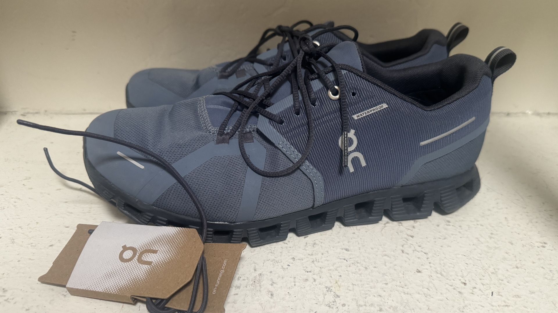 On Cloud Women’s Sneakers Size 11 Like New