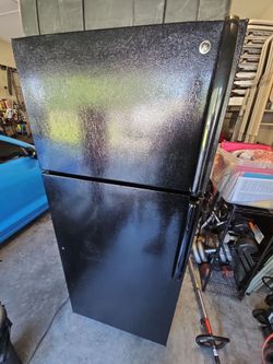 GE Black Top-Freezer Refrigerator