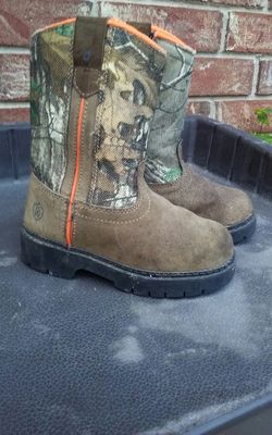 Boys size 9 side zipper brand-says game winner