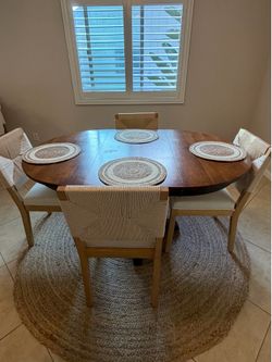 Extendable solid wood dining table
