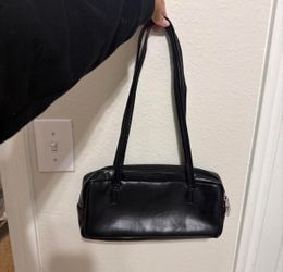 Black leather handbag with adjustable strap #leather #handbag