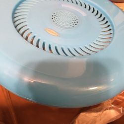 Frisbee like saucer bluetooth speaker