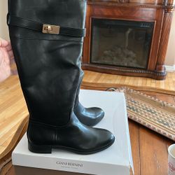 Women’s Black boots Size 6, Brand New