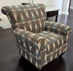 Modern Upholstered Armchair – Comfortable & Stylish