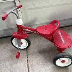 Radio Flyer Toddler Tricycle – Red