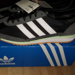 Ladies ADIDAS Size 8 - BRAND NEW,