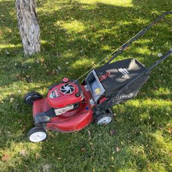 Craftsman Self-Propelled Lawn Mower With Bag Starts Right Up/  Cortacésped autopropulsado Craftsman con bolsa recolectora: arranca al instante  All sa